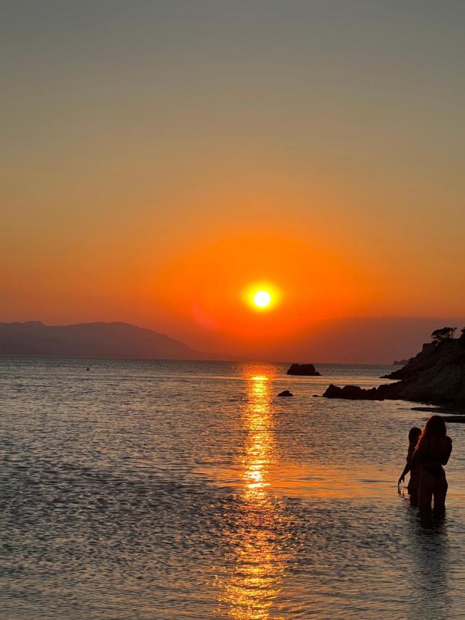 Rafia Loft Loutraki - Heated Pool & Billiard I Beach Loutráki Eksteriør billede